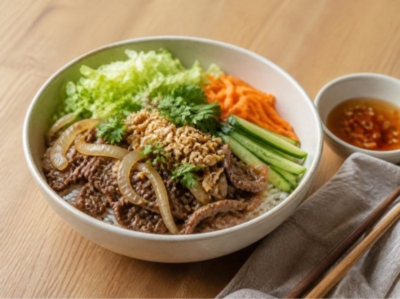 Bò bún (vermicelles, bœuf sauté et crudités)