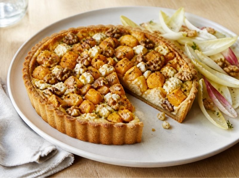 Tarte à la butternut, chèvre et noix, salade d’endives